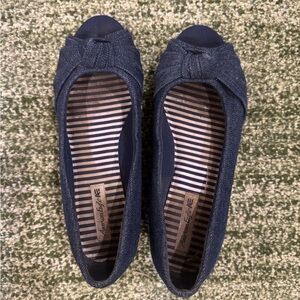 Girl’s American Eagle shoes